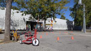 Marie-Laure a mis en place le circuit de tricycle juste devant le centre.