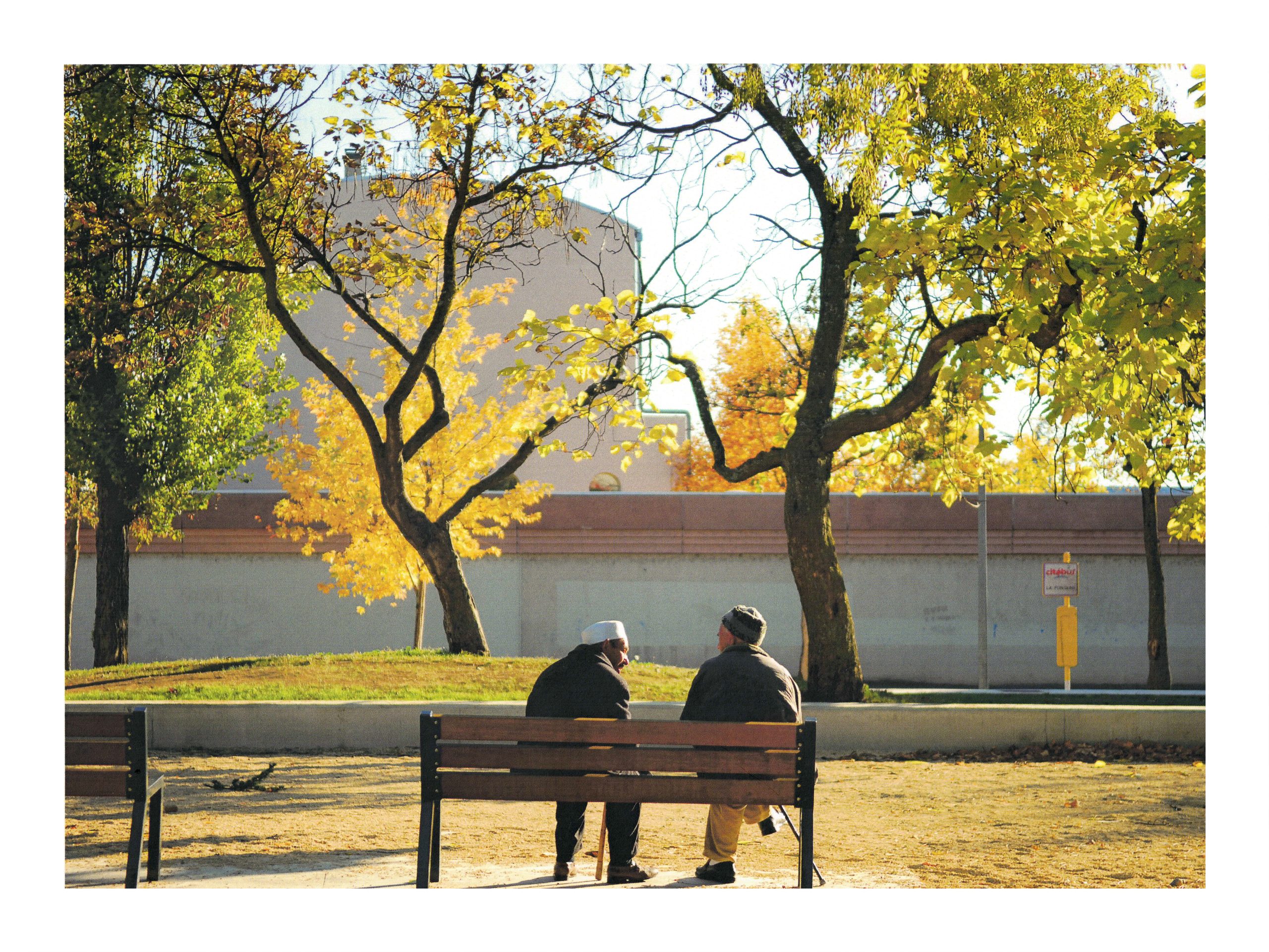 Le parc des Ifs : deux hommes sur un banc
