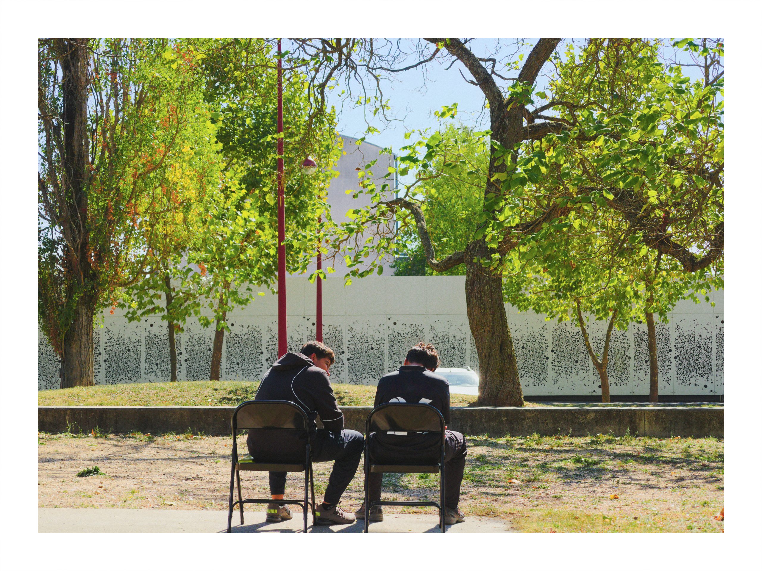 Le parc des Ifs : deux chaises pliantes